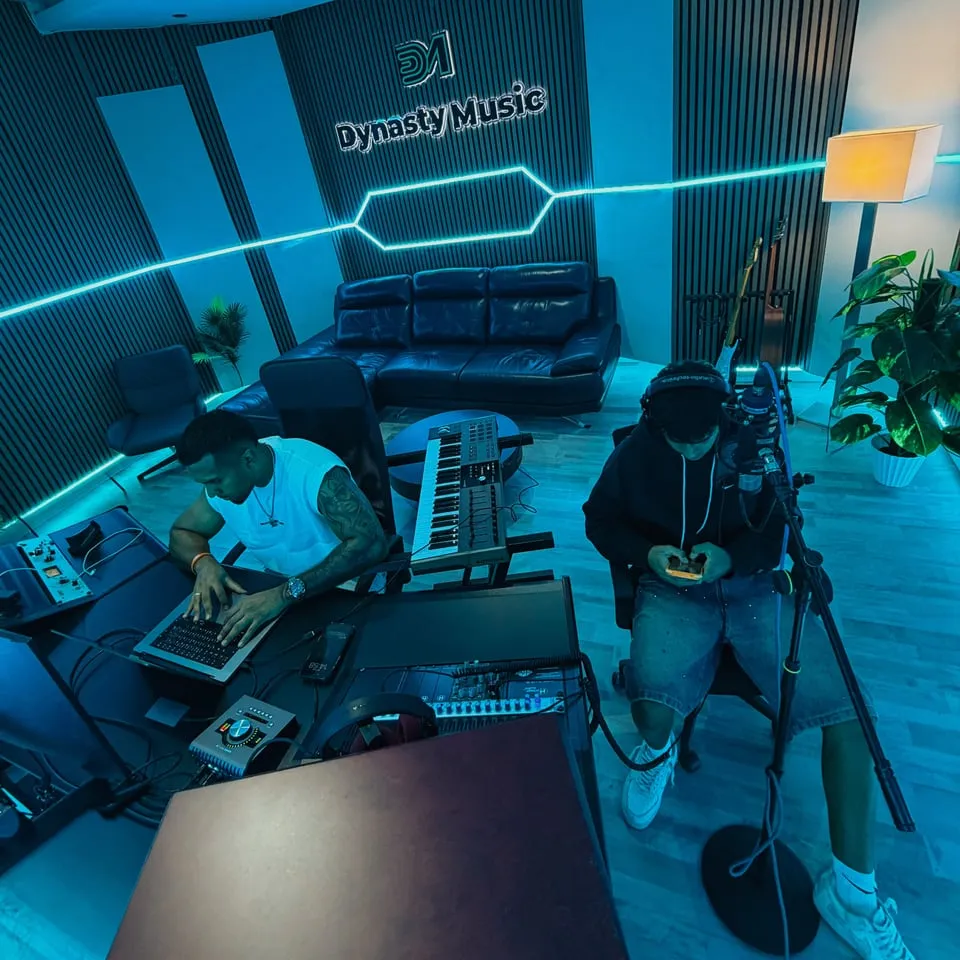 Sesión en el estudio Dynasty Music, bajo luces azules